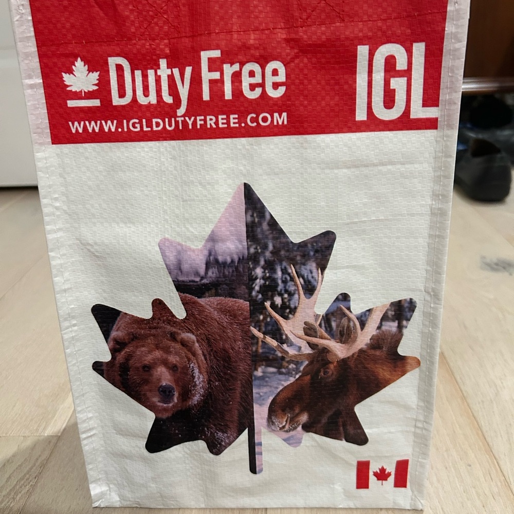 NWOT IGL Duty Free Canada Souvenir Bag
